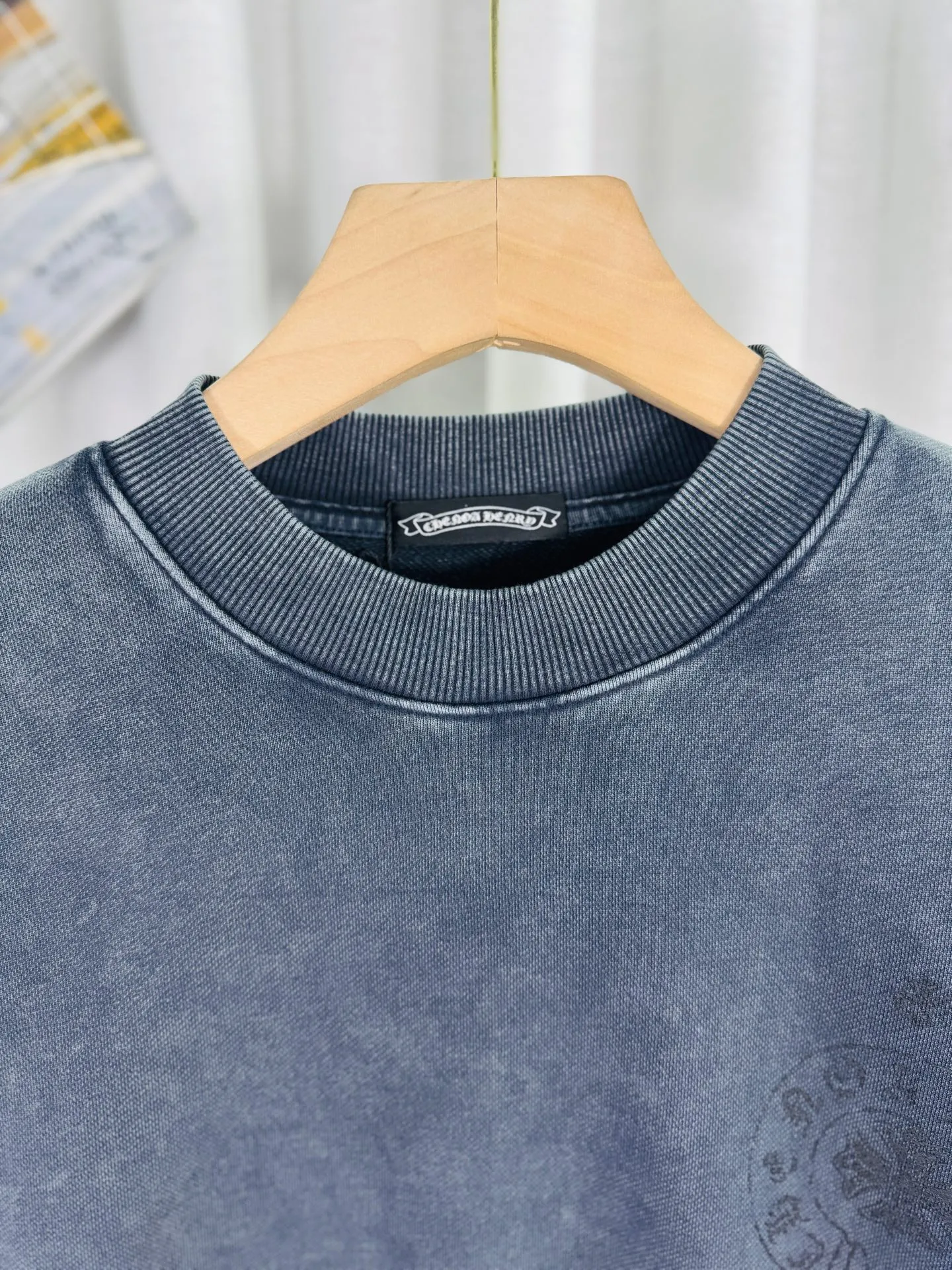 P270 top version, real shot without P, ​​different from market currency) 𝗖𝗵𝗿𝗼𝗺𝗲 𝗛𝗲𝗮𝗿𝘁𝘀/Cro Heart 2025 washed patch embroidery autumn and winter new original single counter American laser burnt 3D three-dimensional color embroidered couple casual sweatshirt 👑The highest version! Customized fabric 430g tripe terry fabric! American acid-washed and distressed original fabric, laser burnt pattern, exquisite embroidery of letters! The best-selling model in the counter, very comfortable to wear. Accessories: original molded and authenticated collar label➕100% silk wash label. Genuine purchase-grade original hangtag➕matching hanging rope➕3D hanging beads➕original packaging bag. Craftsmanship: The original version has consistent wiring! The highest version of the armhole matching technique! Color: Gray Black Size: S M L XL Style No.: 9336